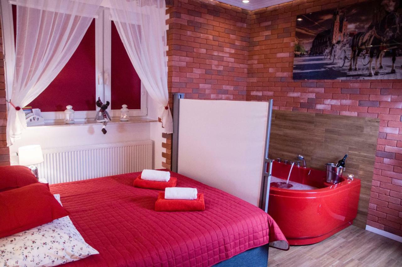 קרקוב Jacuzzi Apartment Red מראה חיצוני תמונה