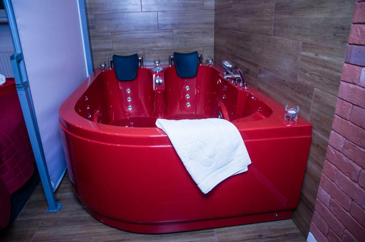 קרקוב Jacuzzi Apartment Red מראה חיצוני תמונה