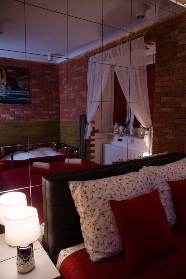 קרקוב Jacuzzi Apartment Red מראה חיצוני תמונה