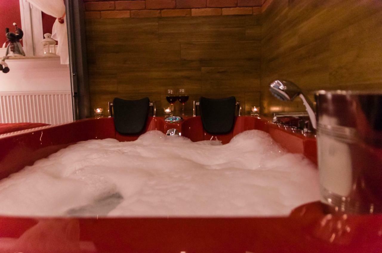 קרקוב Jacuzzi Apartment Red מראה חיצוני תמונה