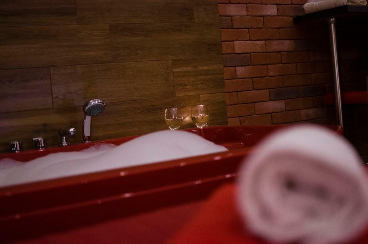 קרקוב Jacuzzi Apartment Red מראה חיצוני תמונה