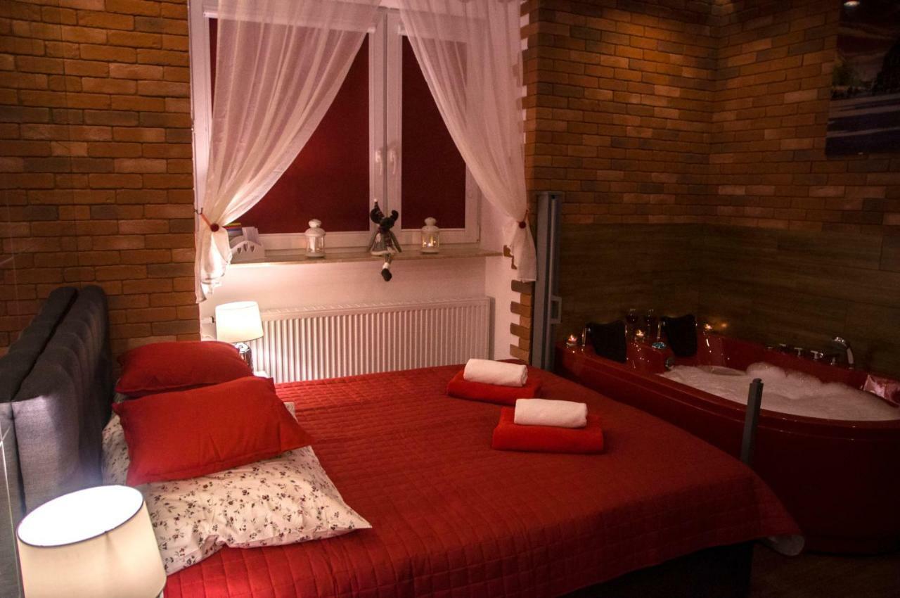 קרקוב Jacuzzi Apartment Red מראה חיצוני תמונה