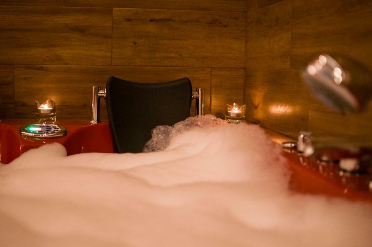קרקוב Jacuzzi Apartment Red מראה חיצוני תמונה