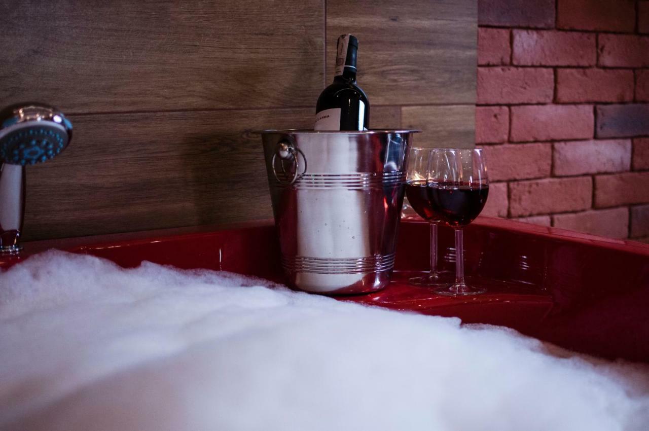 קרקוב Jacuzzi Apartment Red מראה חיצוני תמונה
