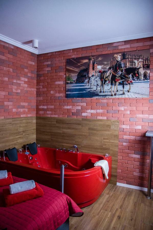 קרקוב Jacuzzi Apartment Red מראה חיצוני תמונה